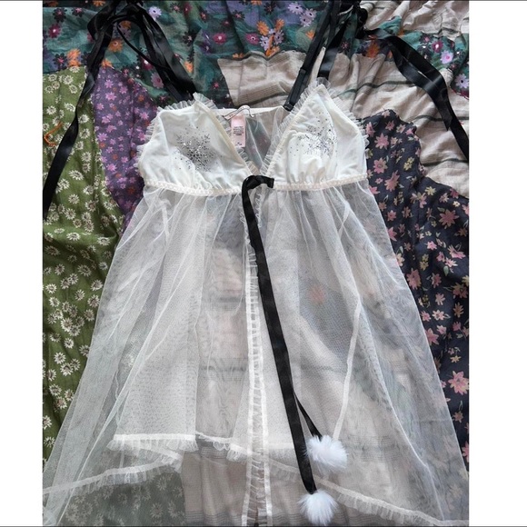 Victoria’s Secret snowflake ruffley lingerie top ! size m - Picture 1 of 3